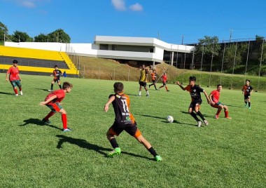 Festival das escolinhas de futebol da região reúne categorias Sub-13 no CT do Tigre
