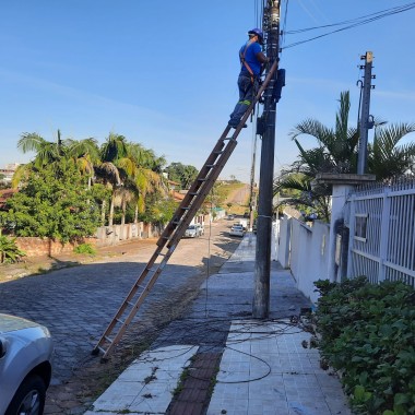 Caminhão colide em poste e serviços de telefonia são prejudicados em Içara (SC)
