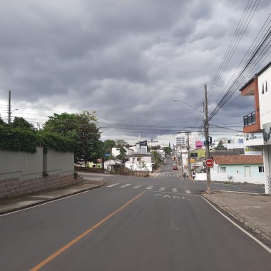 Temperatura volta a cair e a chuva retorna na quarta-feira