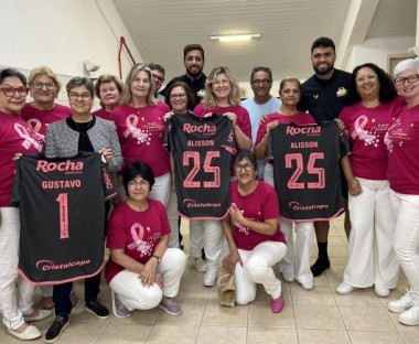 Goleiros do Criciúma E.C. entregam camisas do Outubro Rosa às instituições