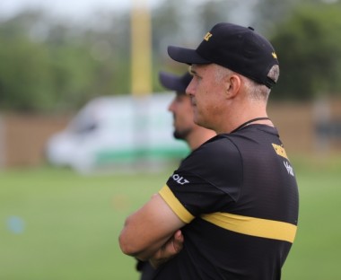 T&eacute;cnico Eduardo Baptista realiza trabalho t&aacute;tico no CT do Tigre