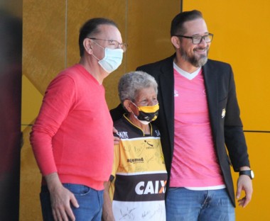Torcedora s&iacute;mbolo do Crici&uacute;ma Esporte Clube recebe carteirinha vital&iacute;cia
