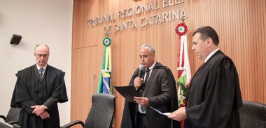 Cláudio Figueiredo e Silva é empossado como juiz substituto no TRE-SC