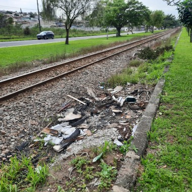 Margem do trilho est&aacute; sendo usado como dep&oacute;sito de lixo em I&ccedil;ara (SC)