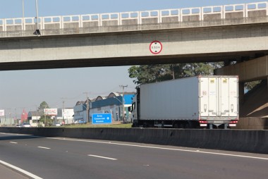 Transportadores devem atentar para dimens&otilde;es das cargas nas OAEs