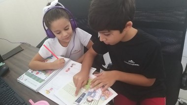 Aulas em tempo real com doses de carinho aproximam estudantes e professores
