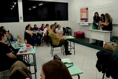 Acadêmicos de Pedagogia da Unibave participam da oficina de teatro de bonecos