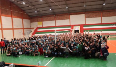 Alunos das escolinhas de v&ocirc;lei recebem uniformes em Forquilhinha