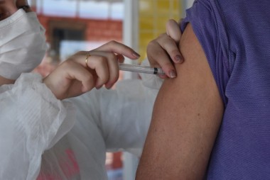 Secretaria de Saúde de Siderópolis inicia vacina bivalente contra Covid-19: 