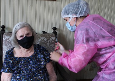 Idosos acima de 90 anos são vacinados no Município de Urussanga