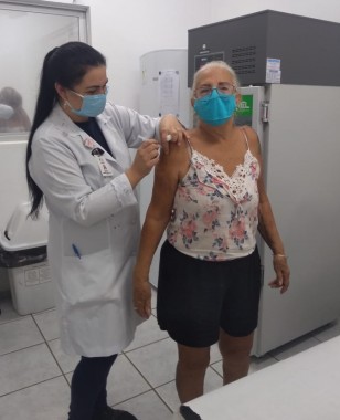 Governo de Maracajá inicia vacinação em idosos de 70 a 75 anos