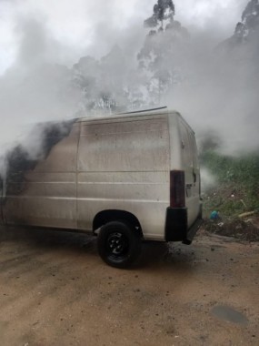 Corpo de Bombeiros combate inc&ecirc;ndio em ve&iacute;culo em I&ccedil;ara