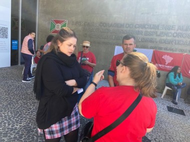&ldquo;A batalha n&atilde;o ser&aacute; pequena e servidores precisam continuar unidos&rdquo; diz vereadora