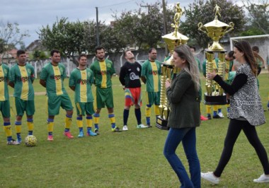 Filhas de Liminha apresentam taças do Campeonato Içarense