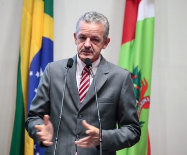Dresch vota contra gratifica&ccedil;&atilde;o para advogados e assistentes jur&iacute;dicos 