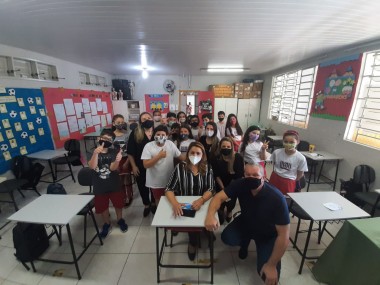 Prefeita Dalvania e vice-prefeito Jandir s&atilde;o entrevistados por alunos