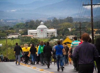 Caminhada e vigília marcam fim de semana de jovens da Diocese