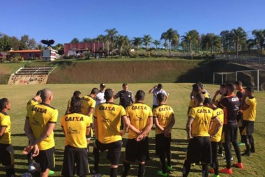 Goleiro e zagueiro suspensos para o jogo contra o Boa Esporte