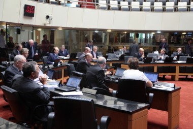Parlamento derruba dois vetos do governo do Estado