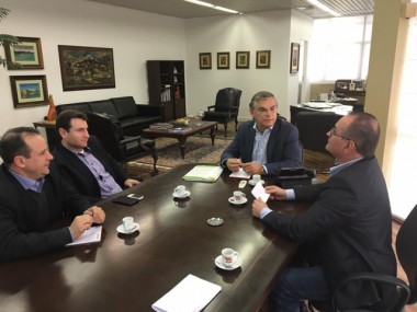 Gentil da Luz se re&uacute;ne com vice-governador em Florian&oacute;polis