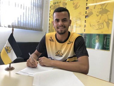 Goleiro Diego firma primeiro contrato profissional