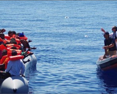Entrada de imigrantes pelo Mediterrâneo cai pela metade, diz organização