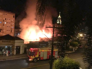 Lojas são atingidas por incêndio em Orleans