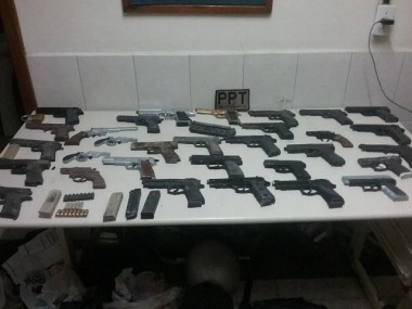 Mais de 30 armas falsas são recolhidas pela PM em Tubarão