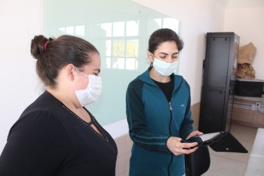 Fam&iacute;lias de Maracaj&aacute; recebem tablets para tarefas pedag&oacute;gicas de alunos