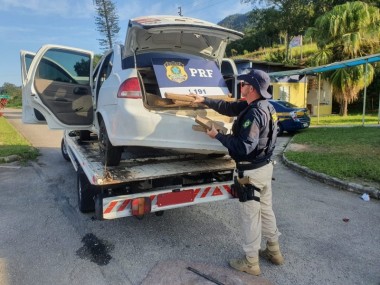 PRF de Paulo Lopes apreende veículo de Criciúma com 178 quilos de maconha