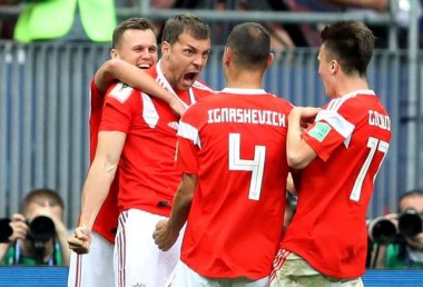 R&uacute;ssia goleia Ar&aacute;bia Saudita na abertura da Copa