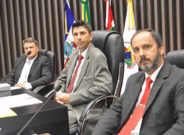 "Disque 100" e indica&ccedil;&atilde;o de centro multiuso em debate