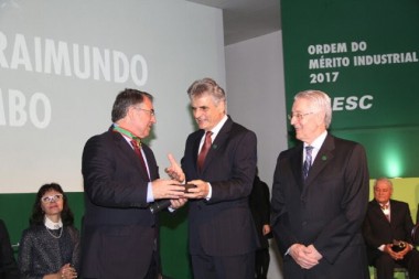 Colombo recebe medalha da Ordem do M&eacute;rito Industrial de SC