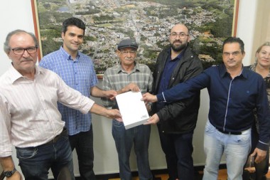 Regulariza&ccedil;&atilde;o Fundi&aacute;ria realiza entrega de t&iacute;tulo em Urussanga