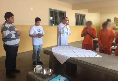 Padre reconstitui gesto do lava-p&eacute;s no Pres&iacute;dio Santa Augusta