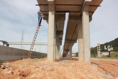 &Uacute;ltima passarela recebe concretagem de rampas na BR-101 