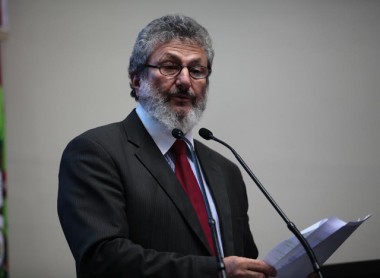 PEC que acaba com sal&aacute;rios vital&iacute;cios &eacute; admitida na CCJ 