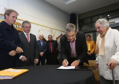 Governador em exerc&iacute;cio autoriza reforma da EEB Jorge Schutz 