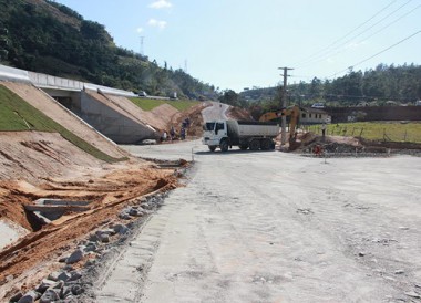 Pistas ganham camadas bases e constru&ccedil;&atilde;o avan&ccedil;a no km 339