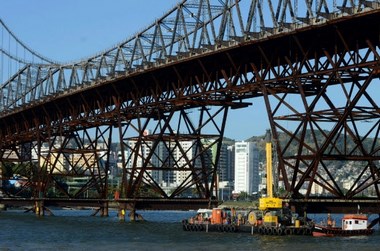 Nova fase da reforma da Ponte Herc&iacute;lio Luz come&ccedil;a com a instala&ccedil;&atilde;o de gruas