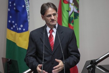Altern&acirc;ncia de poder faz parte da democracia diz Saretta
