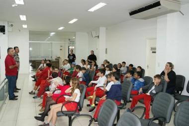 C&acirc;mara Municipal de I&ccedil;ara recebe visita de estudantes