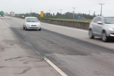 Pista da BR-101 recebe refor&ccedil;o na sinaliza&ccedil;&atilde;o horizontal em Laguna