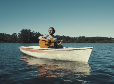 Cantor Jorge Nando Lan&ccedil;a o clipe do single Seja Real