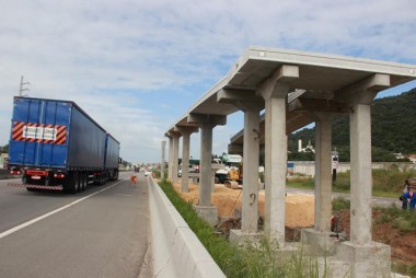 Última passarela em construção na BR-101 recebe pré-lajes 