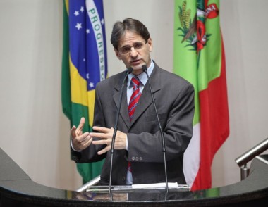 Saretta diz que crise econ&ocirc;mica e importa&ccedil;&atilde;o impactam pre&ccedil;o do leite
