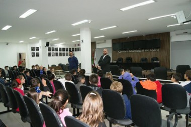 Alunos da Escola Dimer Pizzetti conhecem o Legislativo