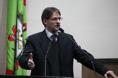 Deputado Saretta &eacute; contra o corte de bolsas dos estudantes