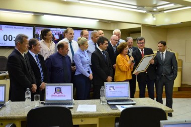 Maria Dal Farra Naspolini recebe Mo&ccedil;&atilde;o de Aplauso