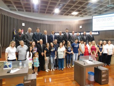 Estudantes e col&eacute;gio do munic&iacute;pio recebem premia&ccedil;&atilde;o